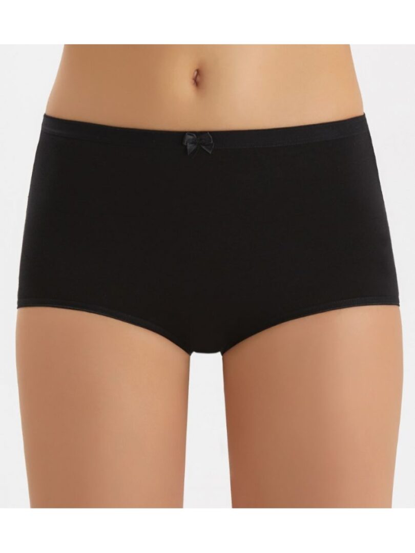 Une personne portant la Culotte Post-Partum taille haute 8806, composée d'un shorty taille haute noir avec un petit nœud à la taille. Le sous-vêtement a un aspect lisse et sans couture et offre une couverture complète. Le fond est blanc uni.