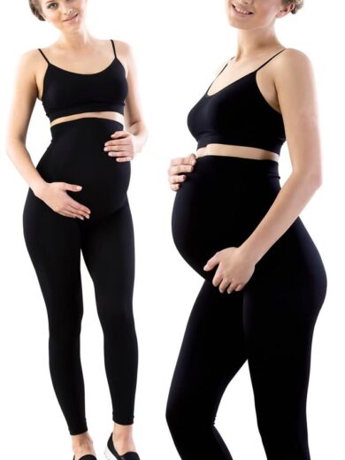 Deux images d’une femme enceinte sont présentées côte à côte. Elle porte un soutien-gorge de sport noir et un Legging de grossesse sans couture sur les deux images. Sur l'image de gauche, elle a une main sur son ventre et l'autre pendante à ses côtés. Sur l'image de droite, elle touche son ventre avec les deux mains.